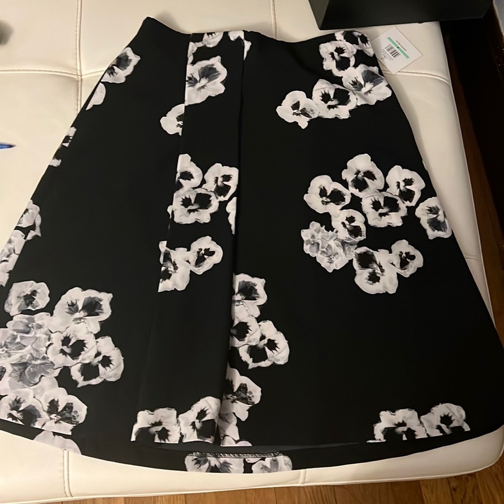 Ellen Tracy Black with flowers print midi skirt size 8.